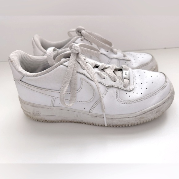 White Athletic Sneakers - Size Youth 6 Women’s 8 - Picture 3 of 11